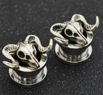 Screw threaded ear plugs with 3D skull pattern. Made from high quality stainless steel and checked for flaws. Get them with free shipping to your doorstep.